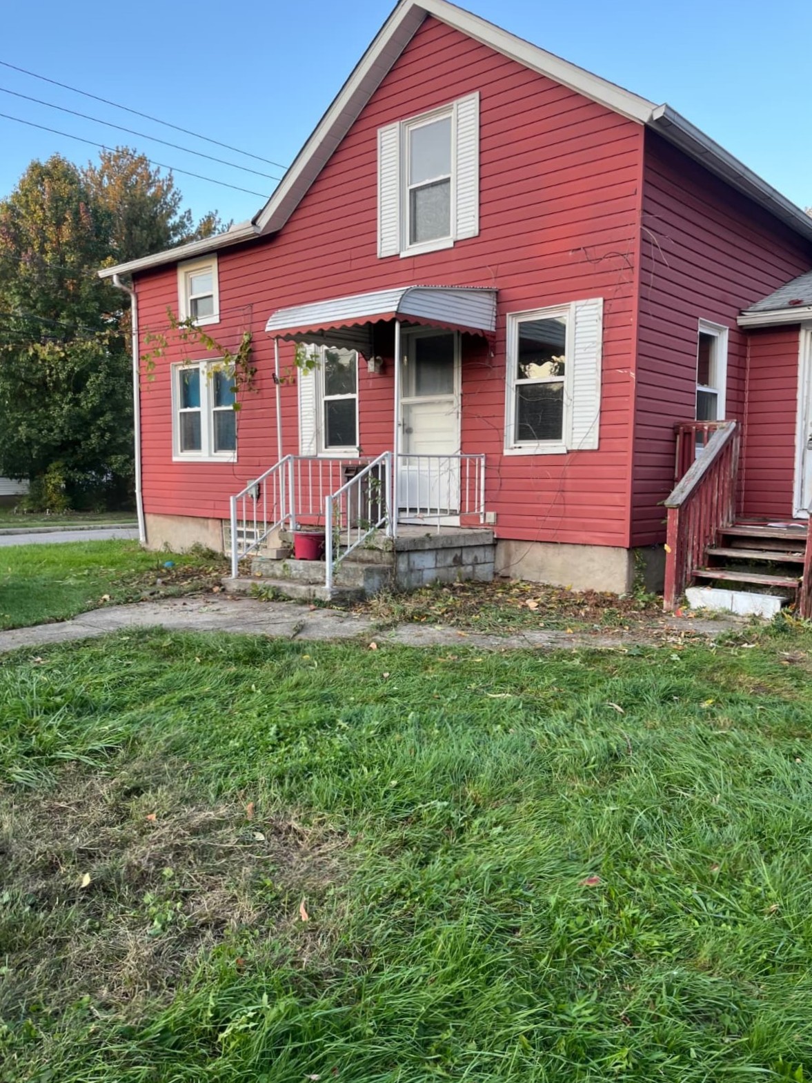 Freshly trimmed residential yard in Cleveland after professional tree removal and cleanup service